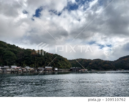 伊根町の舟屋と海と空の写真素材 [109510762] - PIXTA