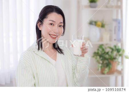 骨粗鬆症予防 牛乳を飲むミドル女性 骨粗鬆症予防 牛乳を飲むミドル女性 109510874