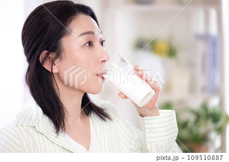 骨粗鬆症予防 牛乳を飲むミドル女性 骨粗鬆症予防 牛乳を飲むミドル女性 109510887