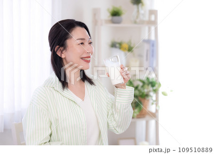 骨粗鬆症予防　牛乳を飲むミドル女性 109510889