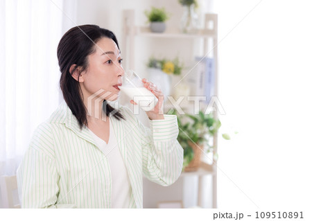 骨粗鬆症予防 牛乳を飲むミドル女性 骨粗鬆症予防 牛乳を飲むミドル女性 109510891