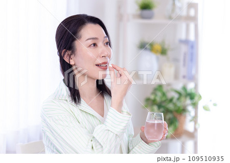 ビューティーイメージ サプリメントを飲むミドル女性 ビューティーイメージ サプリメントを飲むミドル女性 109510935
