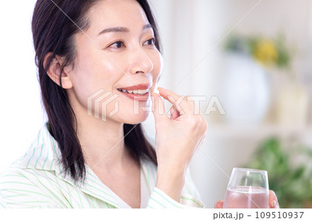 ビューティーイメージ サプリメントを飲むミドル女性 ビューティーイメージ サプリメントを飲むミドル女性 109510937