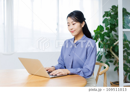 女性リモートワークイメージ 109511013