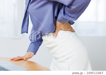 腰痛のある女性 腰痛のある女性 109511067