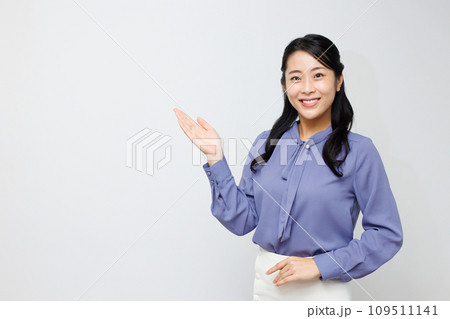 ポーズをとる女性 109511141