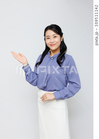 ポーズをとる女性 109511142