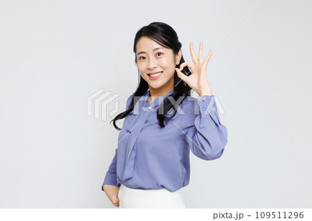 OKポーズの女性 109511296