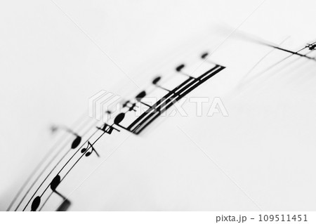 音楽が聴こえるような楽譜の造形 109511451