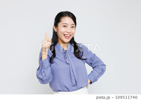 親指を立てた女性 109511740