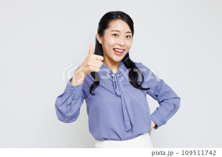 親指を立てた女性 109511742