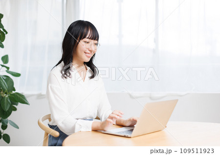 リモートワークイメージ 109511923