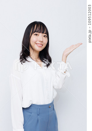 ポーズをとる女性 109512003