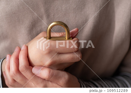 南京錠を持っている 109512289