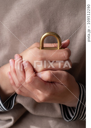 南京錠を持っている 109512290