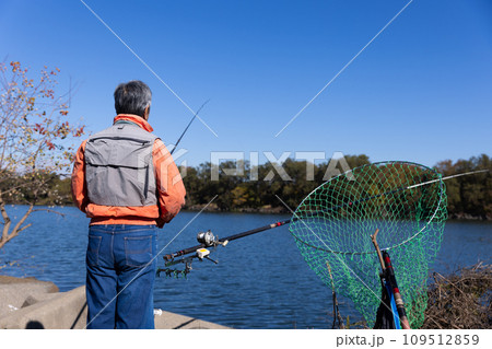 川で釣りを楽しむ男性 川で釣りを楽しむ男性 109512859