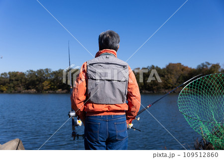 川で釣りを楽しむ男性 109512860