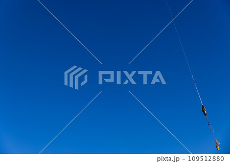 川で釣りを楽しむ 川で釣りを楽しむ 109512880