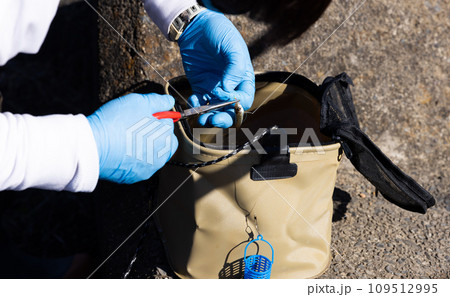 川で釣りを楽しむ 109512995