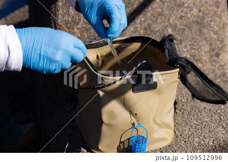 川で釣りを楽しむ 109512996