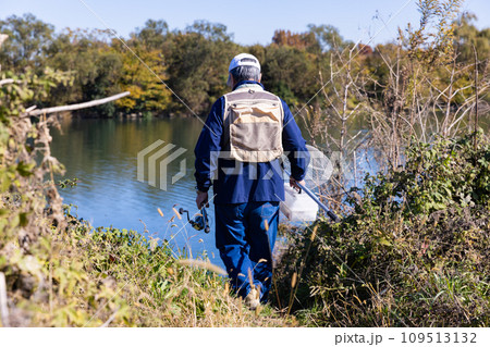川で釣りを楽しむ男性 川で釣りを楽しむ男性 109513132