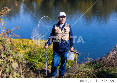 川で趣味の釣りを楽しむ男性 川で趣味の釣りを楽しむ男性 109513159