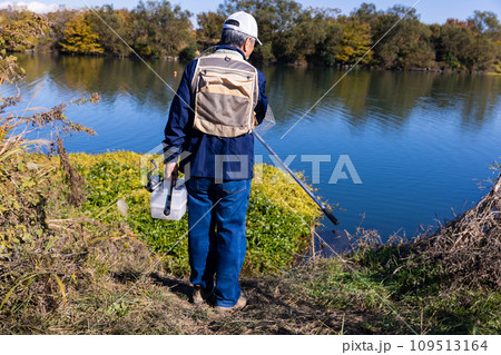 川で趣味の釣りを楽しむ男性 109513164