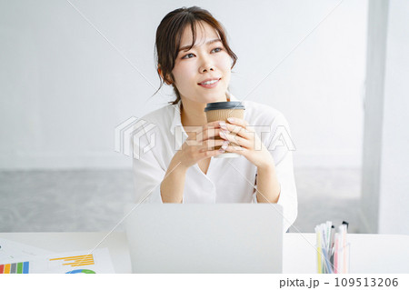 オフィスで仕事をする女性 オフィスで仕事をする女性 109513206