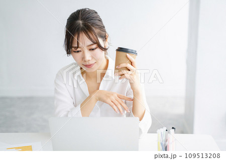 オフィスで仕事をする女性 オフィスで仕事をする女性 109513208