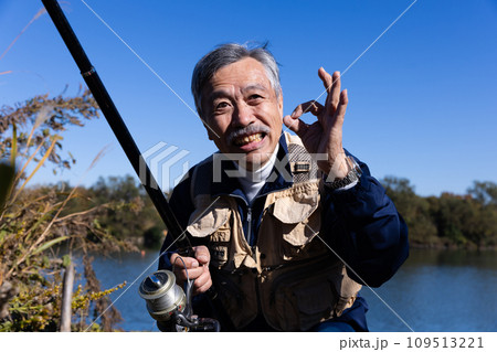 川で釣りを楽しむ男性 川で釣りを楽しむ男性 109513221