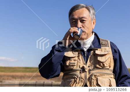 車で釣りに出かける男性 109513266