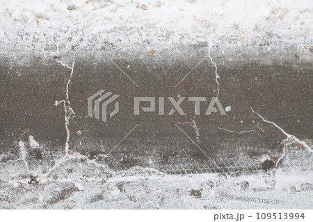 Cracked ice on the asphalt in the city 109513994
