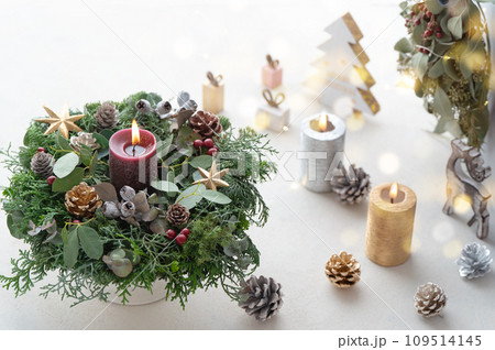クリスマスリースとキャンドル 白背景 クリスマスリースとキャンドル 白背景 109514145