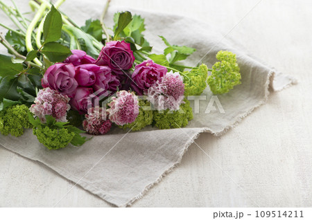 春の花のフラワーアレンジ　花の贈り物 109514211