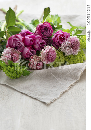 春の花のフラワーアレンジ　花の贈り物 109514212