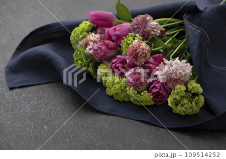 春の花のフラワーアレンジ 花の贈り物 春の花のフラワーアレンジ 花の贈り物 109514252