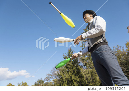 ジャグリングをする男性イメージ 109515203
