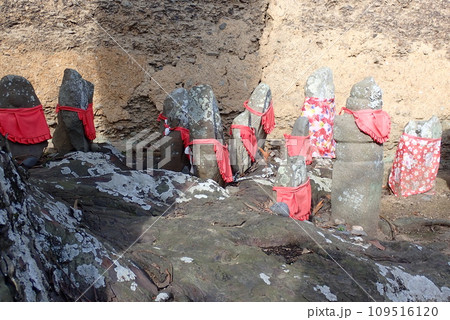 庶民に親しまれ地域を見守ってくれるかわいいお地蔵様 109516120