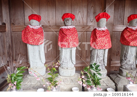 庶民に親しまれ地域を見守ってくれるかわいいお地蔵様 109516144