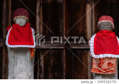 庶民に親しまれ地域を見守ってくれるかわいいお地蔵様 109516179
