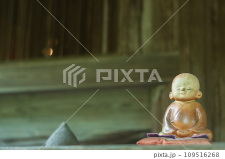 庶民に親しまれ地域を見守ってくれるかわいいお地蔵様 庶民に親しまれ地域を見守ってくれるかわいいお地蔵様 109516268