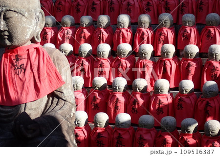 庶民に親しまれ地域を見守ってくれるかわいいお地蔵様 109516387