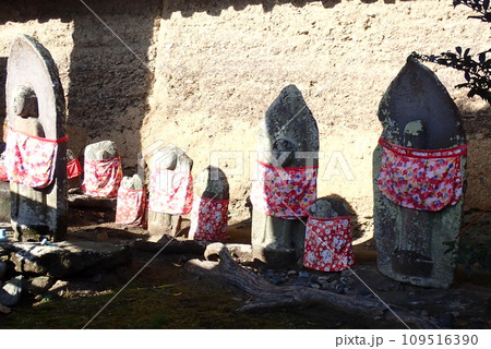 庶民に親しまれ地域を見守ってくれるかわいいお地蔵様 109516390