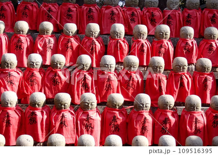 庶民に親しまれ地域を見守ってくれるかわいいお地蔵様 109516395