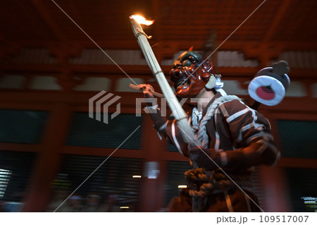 鬼　太山寺の追儺式　松明を持ち大太鼓の音に合わせて踊り悪霊退治 109517007