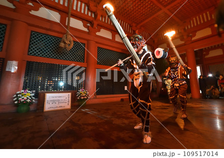 鬼　太山寺の追儺式　松明を持ち大太鼓の音に合わせて踊り悪霊退治 109517014