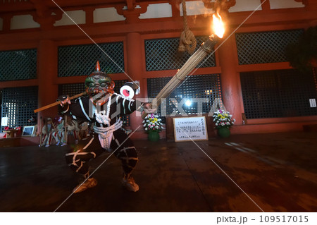 鬼 太山寺の追儺式 松明を持ち大太鼓の音に合わせて踊り悪霊退治 鬼 太山寺の追儺式 松明を持ち大太鼓の音に合わせて踊り悪霊退治 109517015