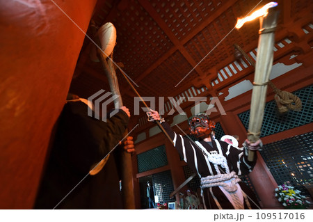 鬼　太山寺の追儺式　松明を持ち大太鼓の音に合わせて踊り悪霊退治 109517016