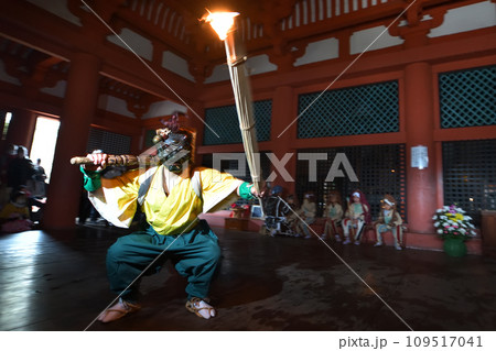 鬼 太山寺の追儺式 松明を持ち大太鼓の音に合わせて踊り悪霊退治 鬼 太山寺の追儺式 松明を持ち大太鼓の音に合わせて踊り悪霊退治 109517041