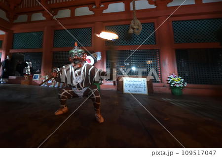 鬼 太山寺の追儺式 松明を持ち大太鼓の音に合わせて踊り悪霊退治 鬼 太山寺の追儺式 松明を持ち大太鼓の音に合わせて踊り悪霊退治 109517047